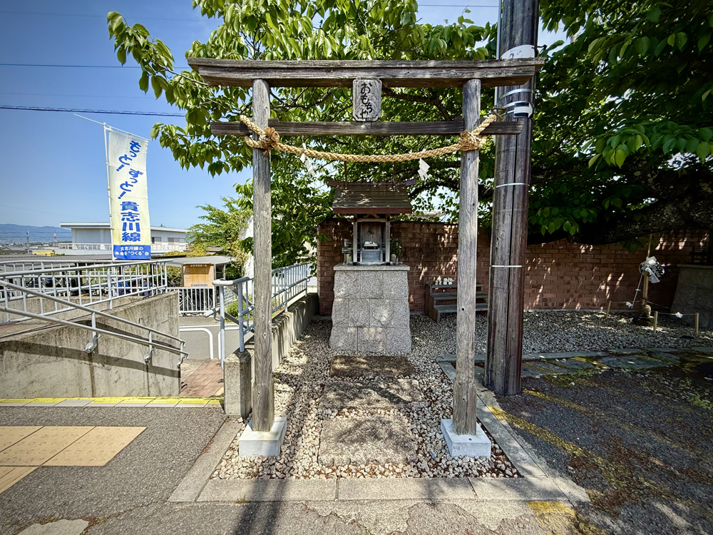 おもちゃ神社の祠