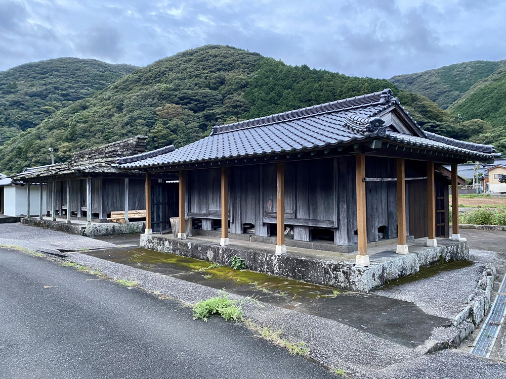 瓦に置き換わった石屋根倉庫