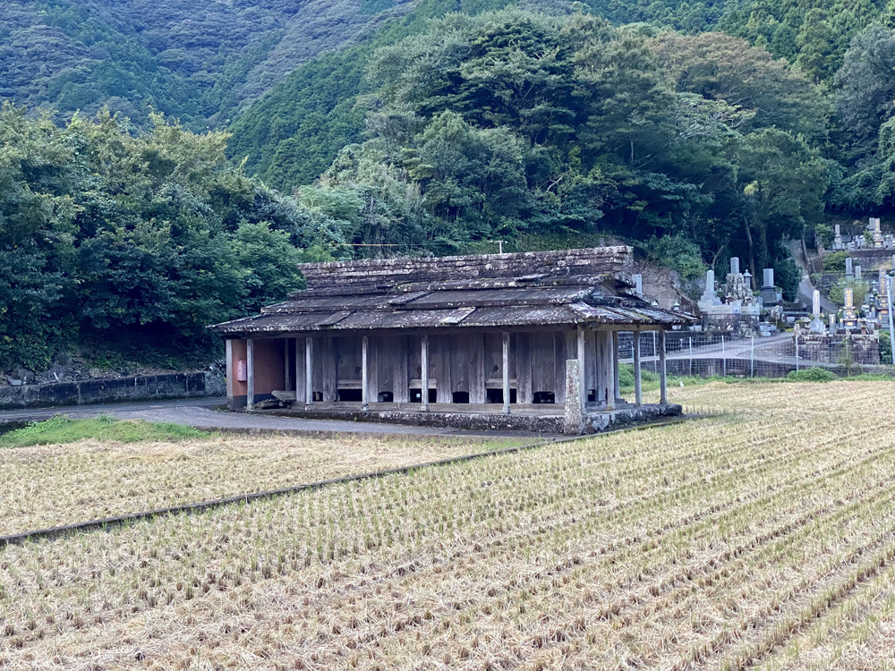 対馬椎根石屋根倉庫群