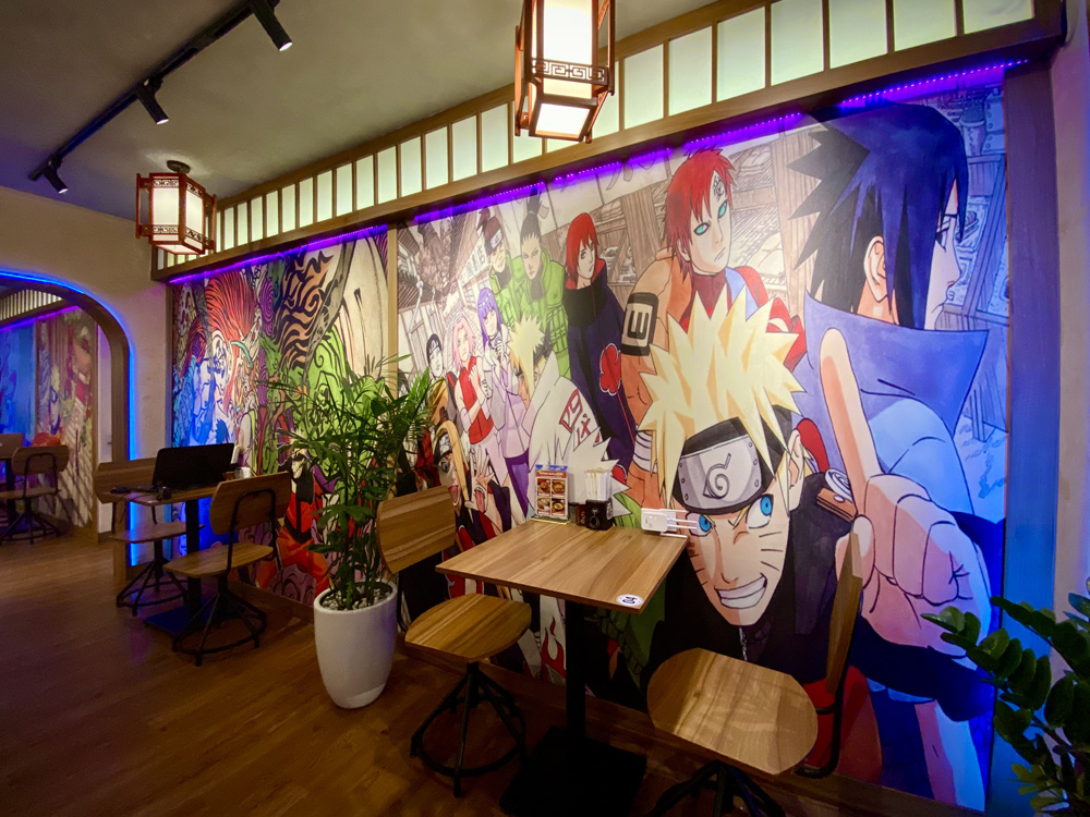 壁面のNARUTOのキャラクターたち