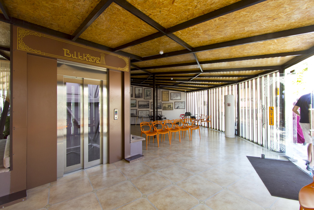 ブハラタワー1階エレベーターホール