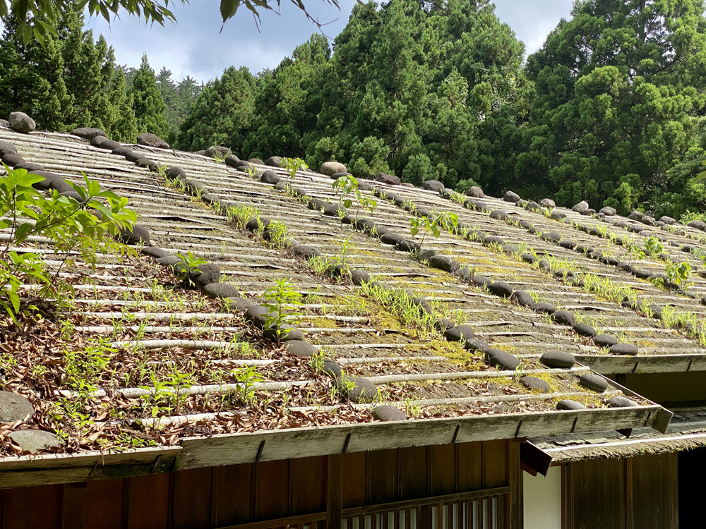 隠岐の島にある石置屋根