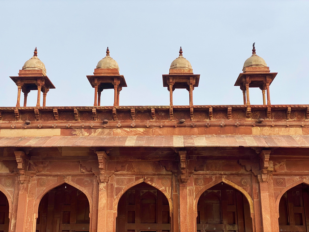 屋根の上にあるチャトリ