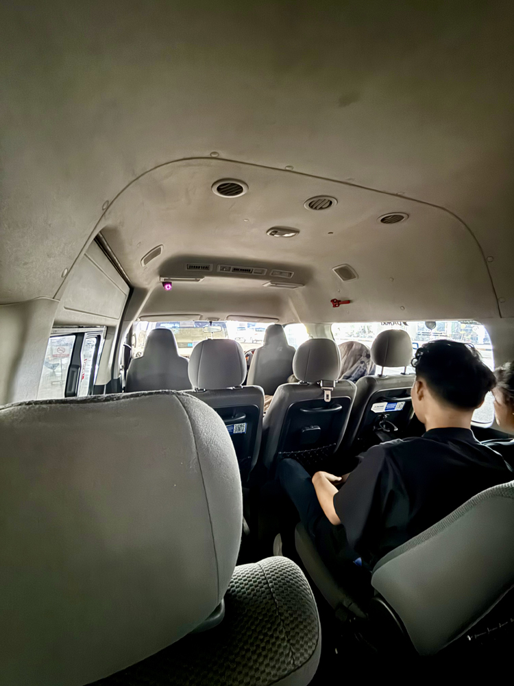 Damariバスの車内