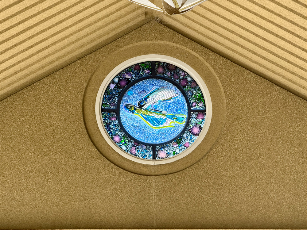 飛行神社拝殿上部にあるステンドガラス