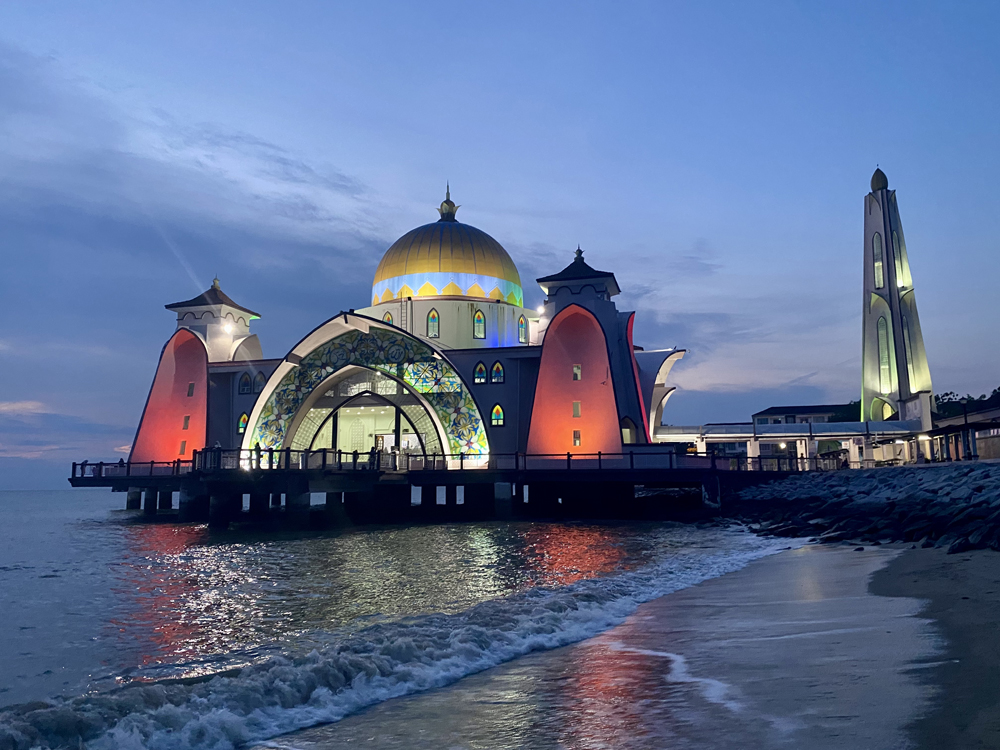 ライトアップされたマラッカ海峡モスク