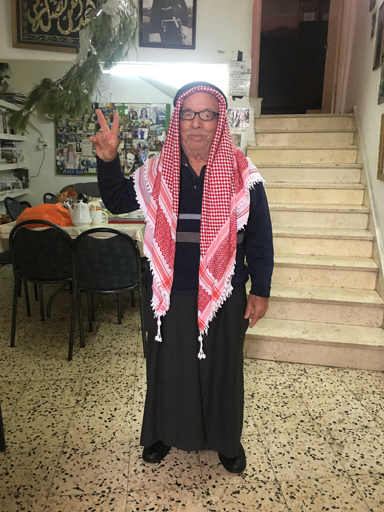 見送るイブラヒムじいさん