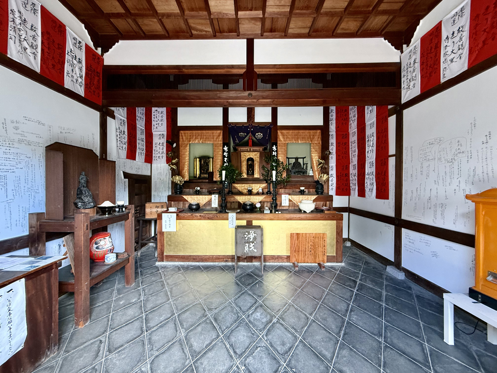 単伝庵（らくがき寺）大黒堂の内部