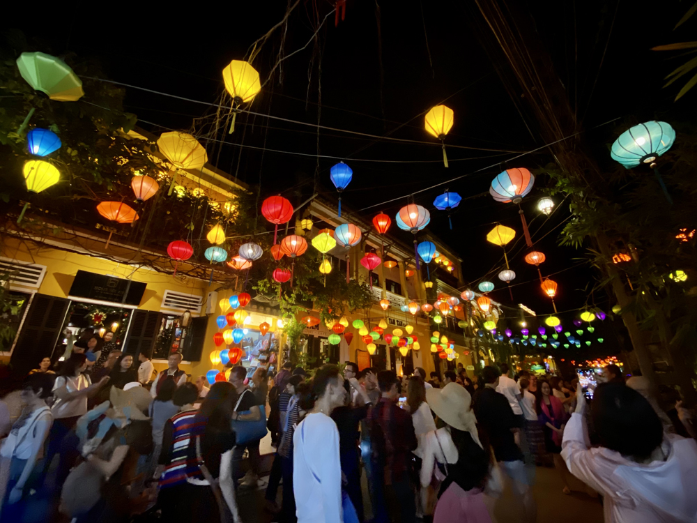 ハノイ旧市街地の夜のランタン