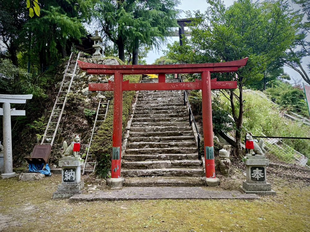 城山稲荷神社山頂本殿入口