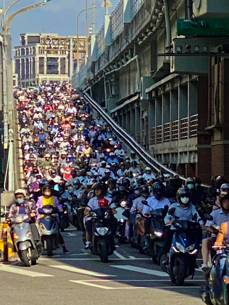 台北橋機車瀑布