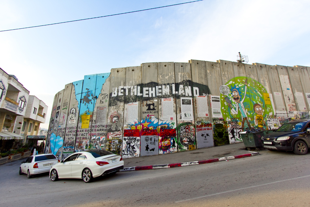 ホテル前の分離壁