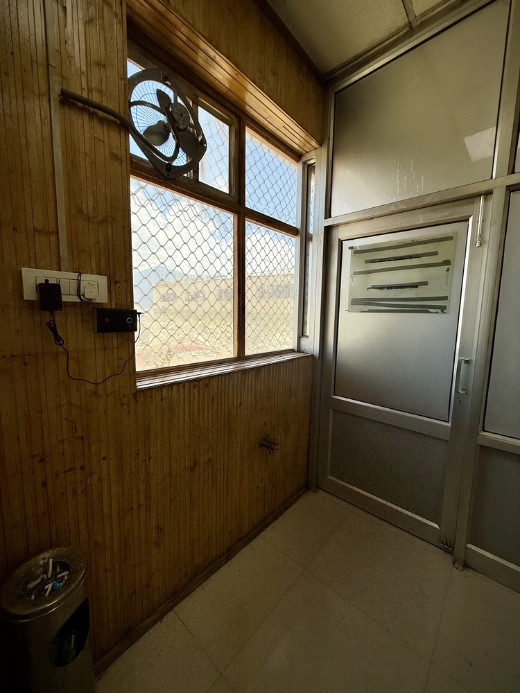 レー空港喫煙所内部