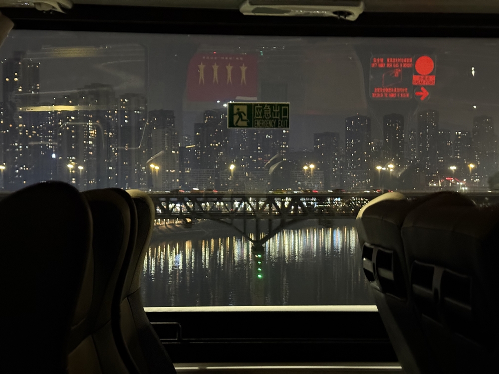 重慶江北空港から解放碑へのバス車中