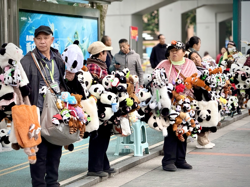 パンダグッズの販売員