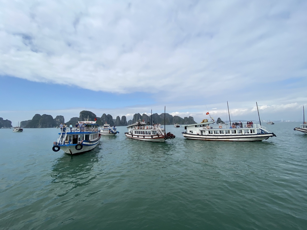 ハロン湾沖の船の群れ