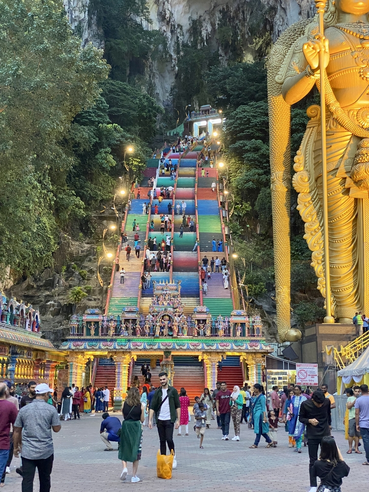 バトゥ洞窟虹色階段