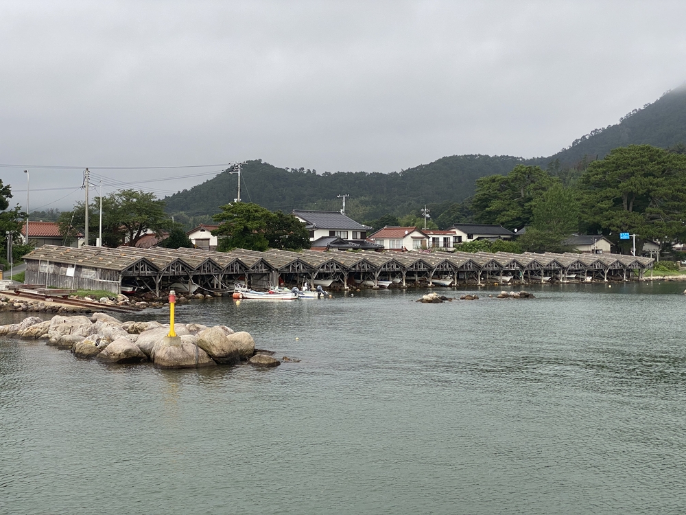 屋那の松原の舟小屋群