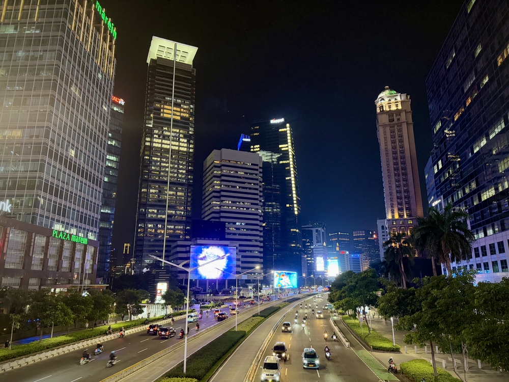 夜のジャカルタ市街地