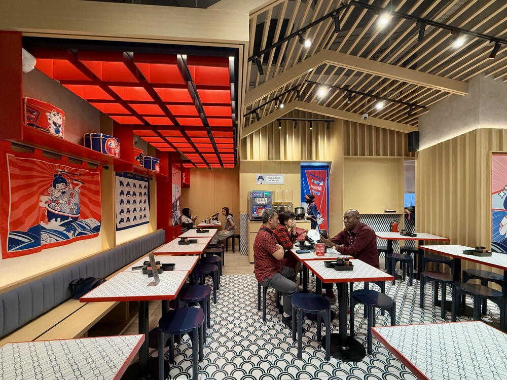 和柄をふんだんに使用した店内