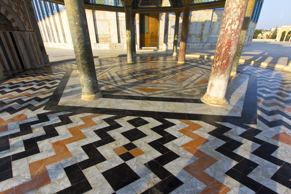 鎖のドームの内部の床