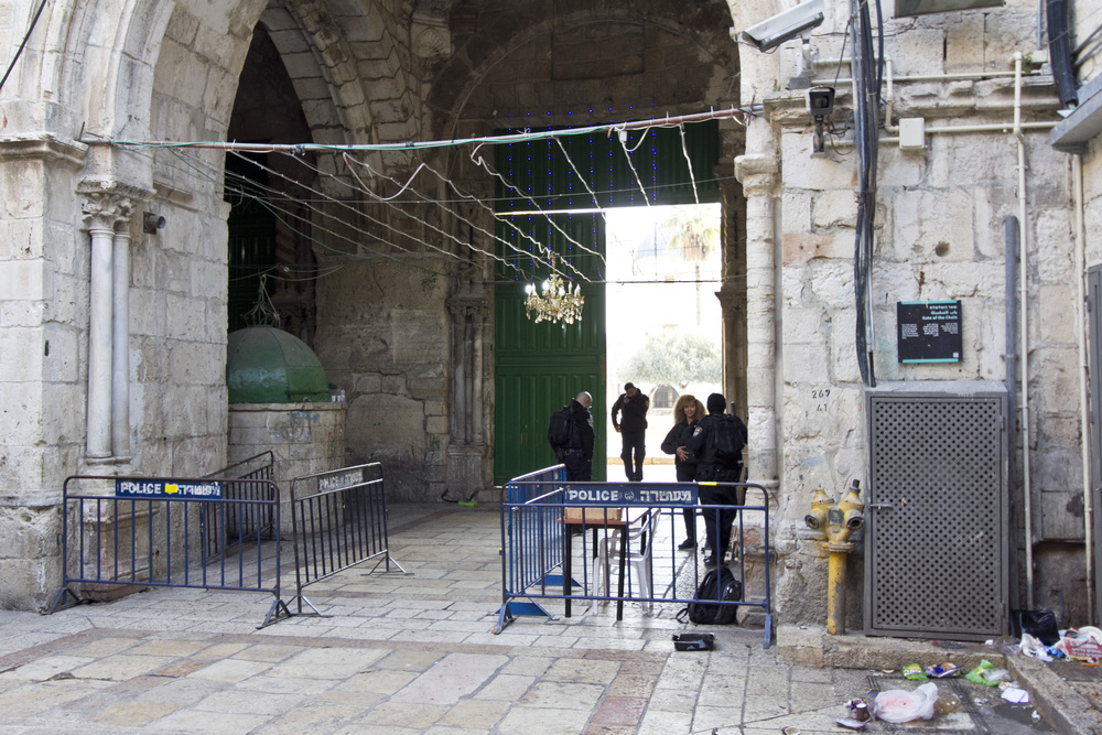 神殿の丘出口の門