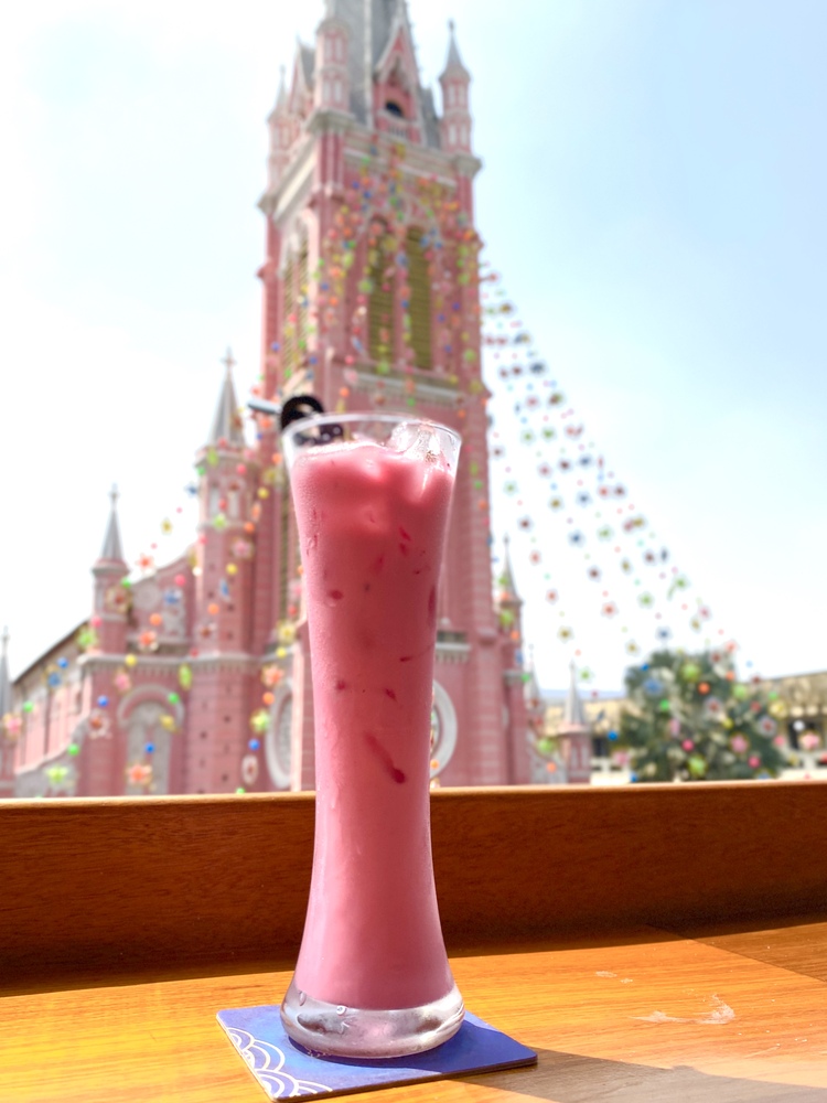 教会前のカフェのテラス席より