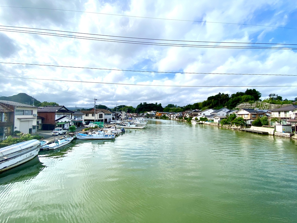 隠岐諸島八尾川沿いの街並み