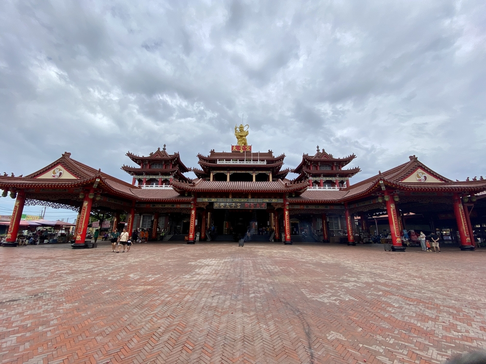 両端に大きく開く廟の形態