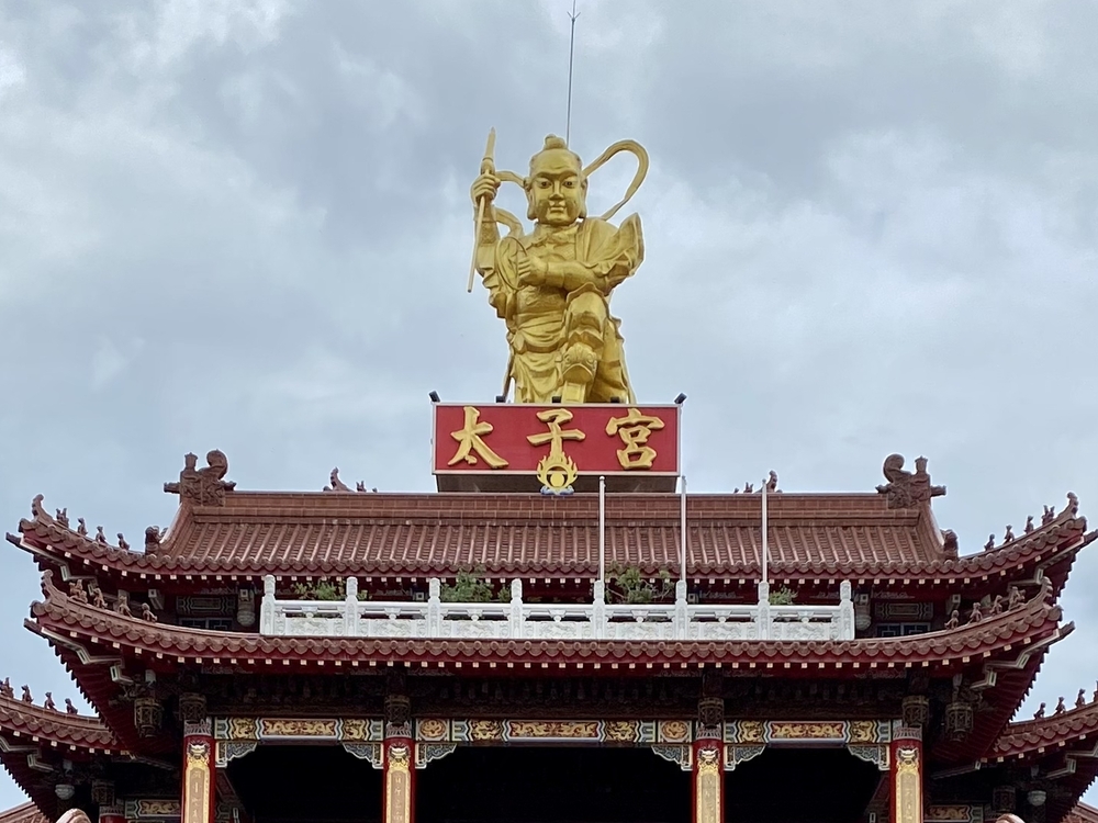 屋根の上に立つ黄金の中壇元帥