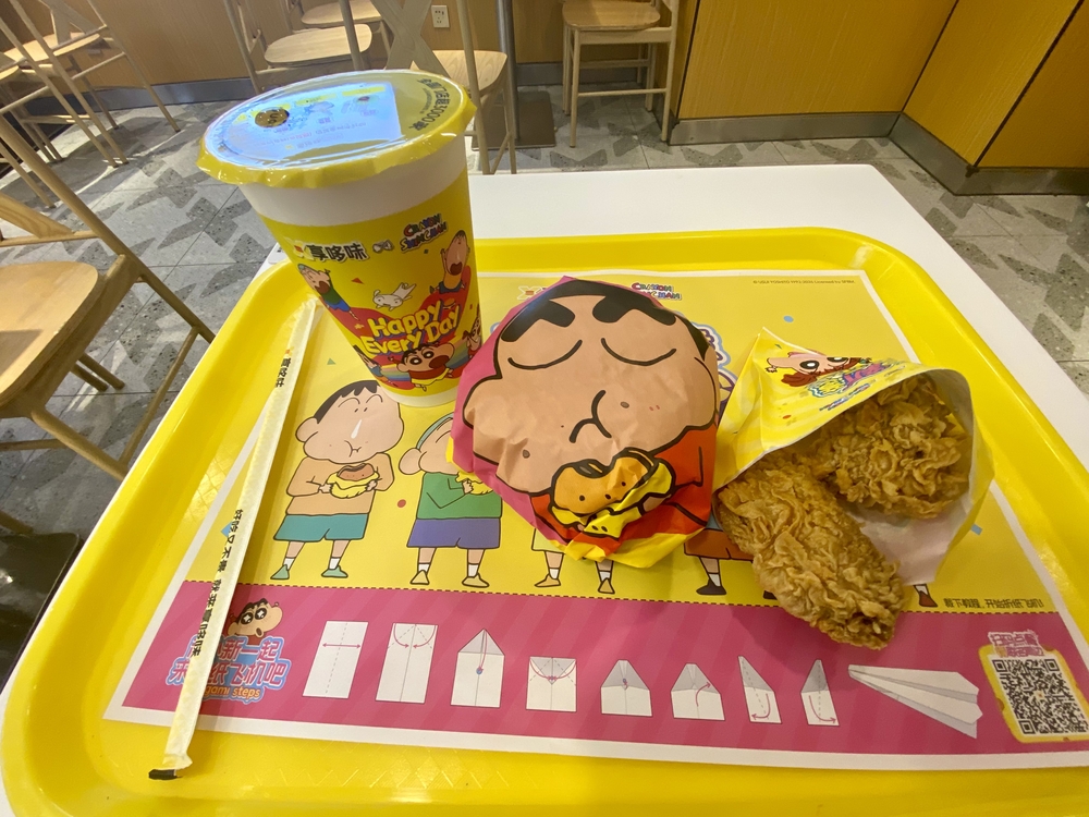 トレーのシートから包装紙までしんちゃん