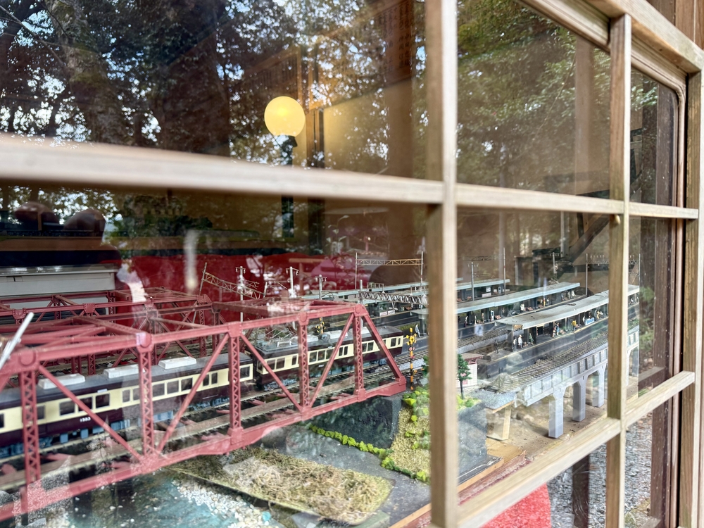 鉄道模型のある神社