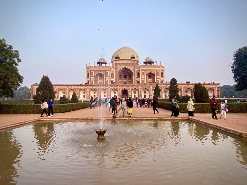 フマユーン廟を正面から見た様子