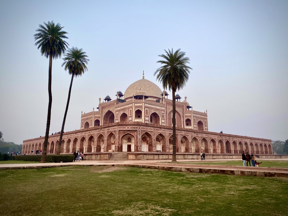 斜めからフマユーン廟を眺める