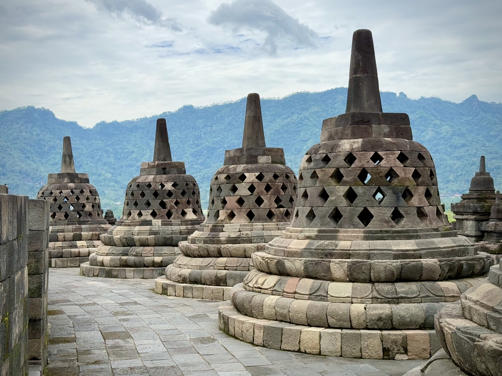 円形に配置されている仏塔