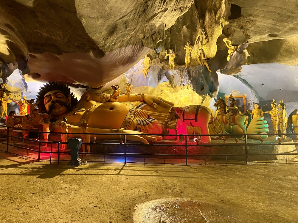 「眠れるクムバカルナ」の像