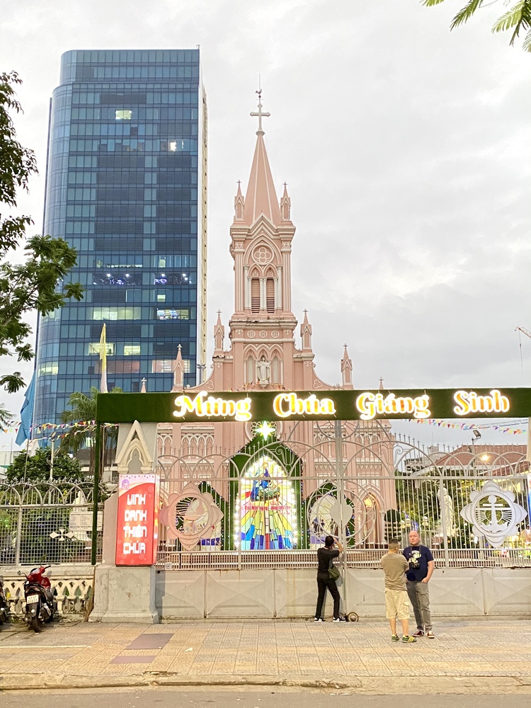 ピンク色のダナン大聖堂