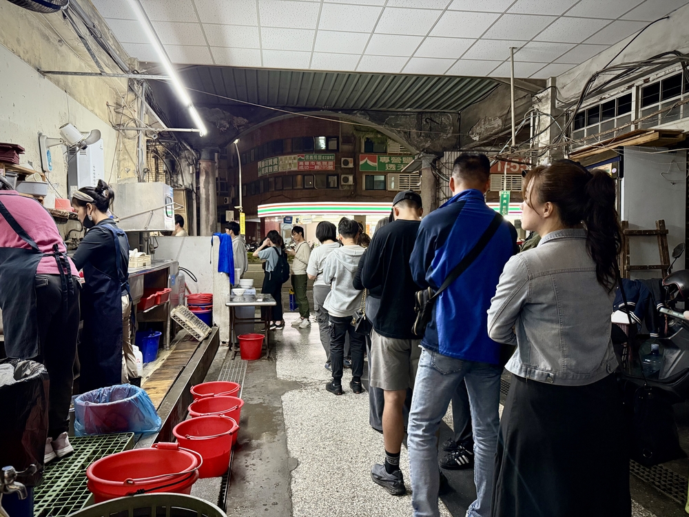 高雄鴨肉珍で行列待ち