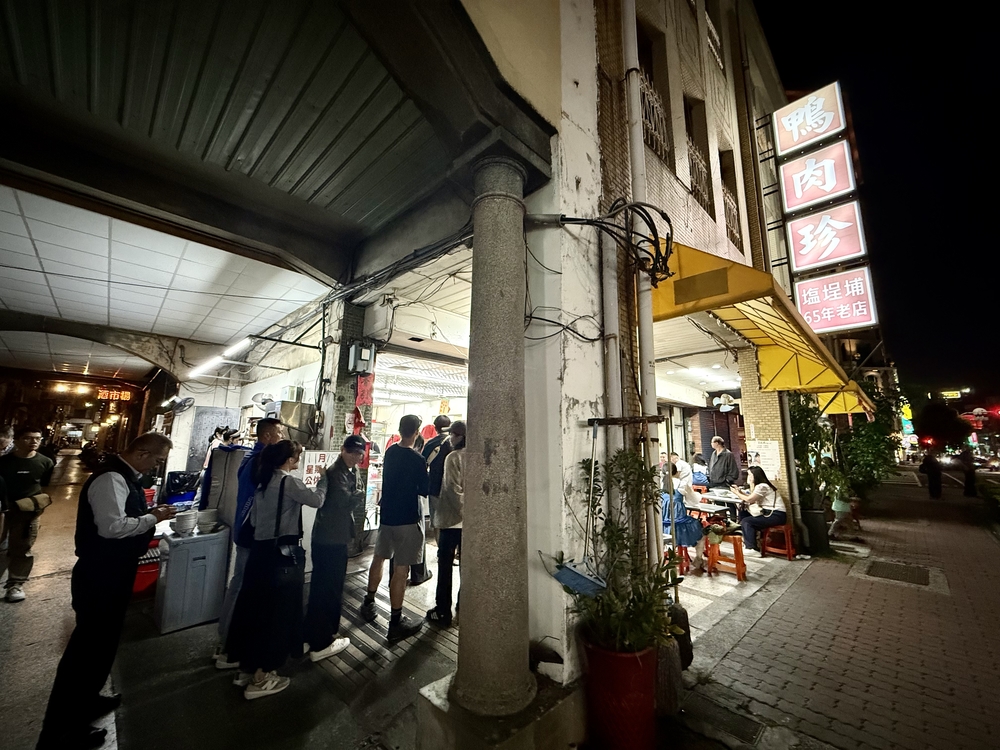 高雄の鴨肉珍にできた長い行列